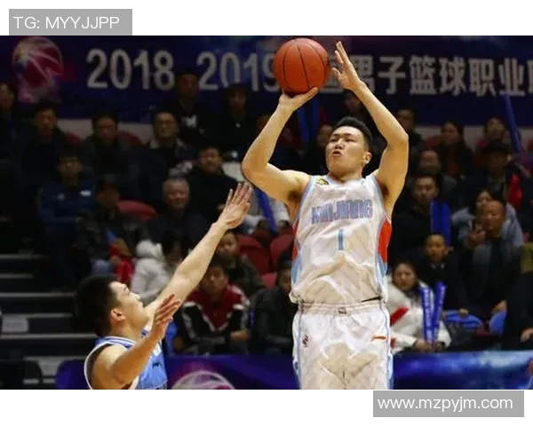 李根：从篮球场上的传奇到人生舞台的奋斗者之路