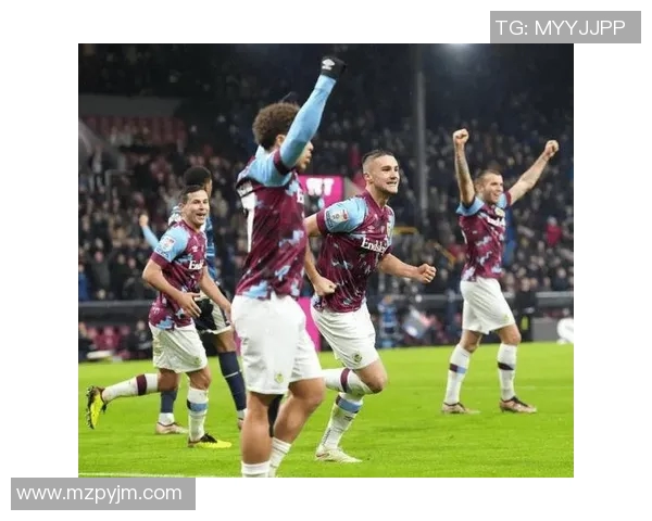 奥斯积克与埃因霍温的激烈对决揭示足球战术的精彩碰撞与球队实力的较量 奥斯积克与埃因霍温的激烈对决揭示足球战术的精彩碰撞与球队实力的较量